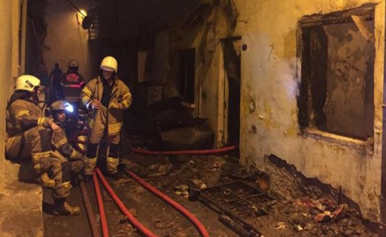 Rüzgarın etkisiyle 2 eve daha sıçrayan alevler korkuttu